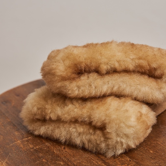 ORVIS Shearling Mittens Made in the USA - Picture 3 of 6